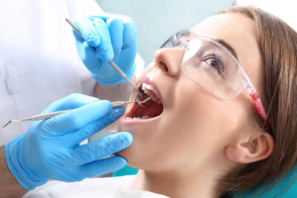 Una paciente esta contenta de ser tratada de endodoncia
